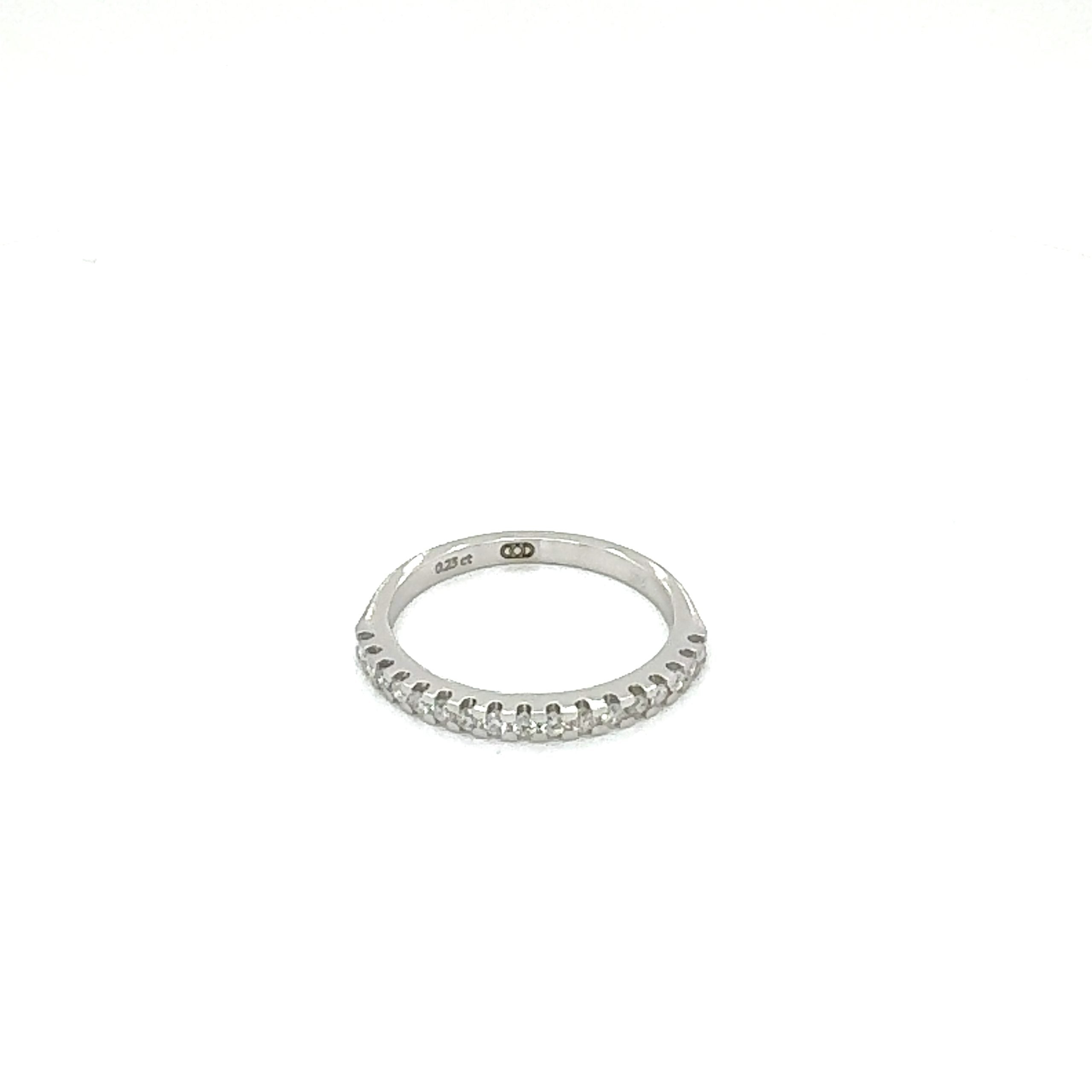 Златен пръстен с 0.23 карата диаманти